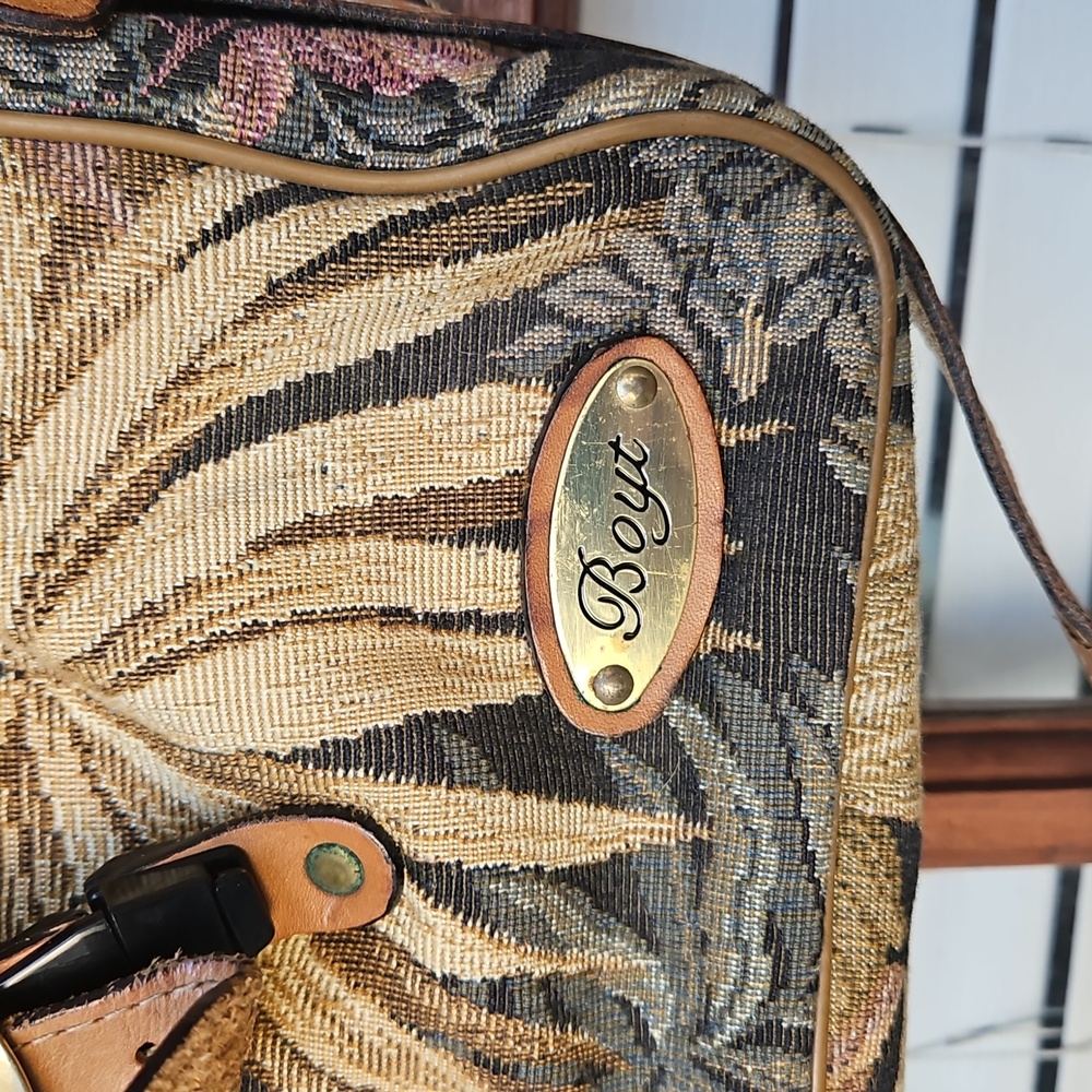 Boyt Vintage Tapestry Travel Bag With Adjustable Strap - Picture 2 of 6